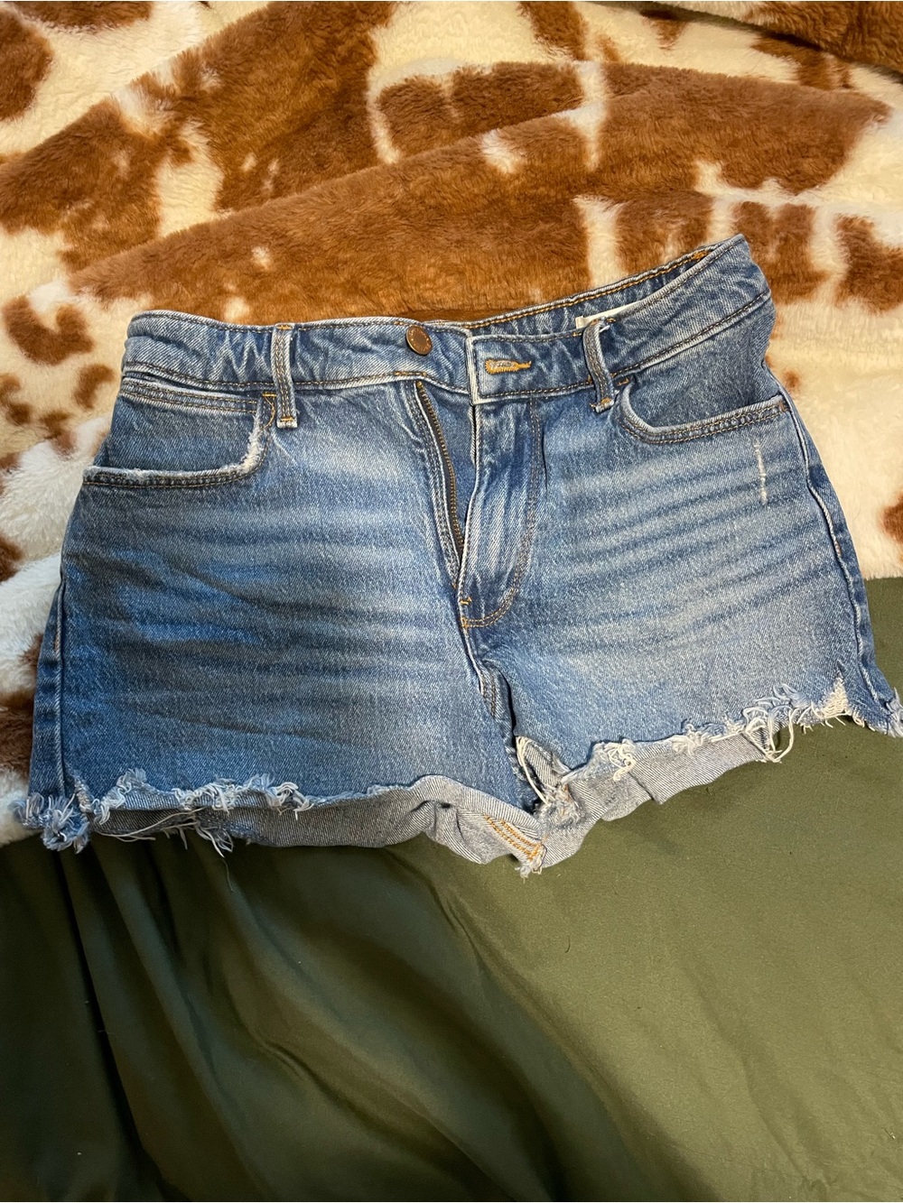 Wrangler Frayed Hem Blue Denim Women's Shorts, size 26